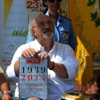 Foto Nicoloro G.  15/08/2015   Cervia ( Ravenna )  Ventitreesima edizione di " Cervia, la spiaggia ama il libro ", con il tradizionale sbarco degli scrittori sulla spiaggia della cittadina romagnola. nella foto lo scrittore Salvatore Giannella, presente con il libro " Milano 50 ".