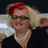 Foto Nicoloro G.  15/08/2015   Cervia ( Ravenna )  Ventitreesima edizione di " Cervia, la spiaggia ama il libro ", con il tradizionale sbarco degli scrittori sulla spiaggia della cittadina romagnola. nella foto la comica Maria Pia Timo, presente con il libro " La Vespa Teresa ".