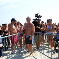 Foto Nicoloro G.  15/08/2015   Cervia ( Ravenna )  Ventitreesima edizione di " Cervia, la spiaggia ama il libro ", con il tradizionale sbarco degli scrittori sulla spiaggia della cittadina romagnola. nella foto il ministro Giuliano Poletti, per caso in vacanza sulla spiaggia di Cervia.