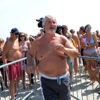Foto Nicoloro G.  15/08/2015   Cervia ( Ravenna )  Ventitreesima edizione di " Cervia, la spiaggia ama il libro ", con il tradizionale sbarco degli scrittori sulla spiaggia della cittadina romagnola. nella foto il ministro Giuliano Poletti, per caso in vacanza sulla spiaggia di Cervia.