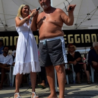 Foto Nicoloro G.  15/08/2015   Cervia ( Ravenna )  Ventitreesima edizione di " Cervia, la spiaggia ama il libro ", con il tradizionale sbarco degli scrittori sulla spiaggia della cittadina romagnola. nella foto il ministro Giuliano Poletti, per caso in vacanza sulla spiaggia di Cervia.