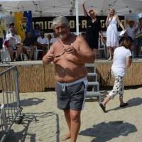Foto Nicoloro G.  15/08/2015   Cervia ( Ravenna )  Ventitreesima edizione di " Cervia, la spiaggia ama il libro ", con il tradizionale sbarco degli scrittori sulla spiaggia della cittadina romagnola. nella foto il ministro Giuliano Poletti, per caso in vacanza sulla spiaggia di Cervia.