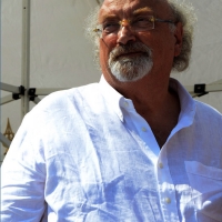 Foto Nicoloro G.  15/08/2015   Cervia ( Ravenna )  Ventitreesima edizione di " Cervia, la spiaggia ama il libro ", con il tradizionale sbarco degli scrittori sulla spiaggia della cittadina romagnola. nella foto lo scrittore Salvatore Giannella, presente con il libro " Milano 50 ".