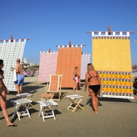Foto Nicoloro G. 15/08/2013 Cervia ( Ravenna ) Ventunesima edizione di " Cervia, la spiaggia ama il libro " che si conclude il giorno di Ferragosto con il tradizionale sbarco degli scrittori sulla spiaggia davanti al Grand Hotel della cittadina romagnola. nella foto Tende da spiaggia