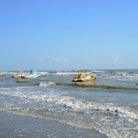 Foto Nicoloro G. 15/08/2013 Cervia ( Ravenna ) Ventunesima edizione di " Cervia, la spiaggia ama il libro " che si conclude il giorno di Ferragosto con il tradizionale sbarco degli scrittori sulla spiaggia davanti al Grand Hotel della cittadina romagnola. nella foto Pedalò e mare agitato
