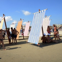 Foto Nicoloro G. 15/08/2013 Cervia ( Ravenna ) Ventunesima edizione di " Cervia, la spiaggia ama il libro " che si conclude il giorno di Ferragosto con il tradizionale sbarco degli scrittori sulla spiaggia davanti al Grand Hotel della cittadina romagnola. nella foto Tende da spiaggia
