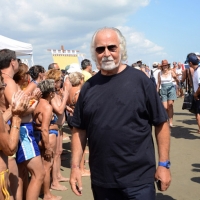 Foto Nicoloro G. 15/08/2013 Cervia ( Ravenna ) Ventunesima edizione di " Cervia, la spiaggia ama il libro " che si conclude il giorno di Ferragosto con il tradizionale sbarco degli scrittori sulla spiaggia davanti al Grand Hotel della cittadina romagnola. nella foto Italo Cucci