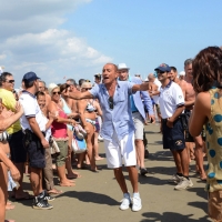 Foto Nicoloro G. 15/08/2013 Cervia ( Ravenna ) Ventunesima edizione di " Cervia, la spiaggia ama il libro " che si conclude il giorno di Ferragosto con il tradizionale sbarco degli scrittori sulla spiaggia davanti al Grand Hotel della cittadina romagnola. nella foto Raul Casadei