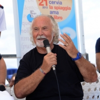 Foto Nicoloro G. 15/08/2013 Cervia ( Ravenna ) Ventunesima edizione di " Cervia, la spiaggia ama il libro " che si conclude il giorno di Ferragosto con il tradizionale sbarco degli scrittori sulla spiaggia davanti al Grand Hotel della cittadina romagnola. nella foto Italo Cucci