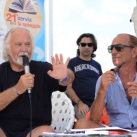 Foto Nicoloro G. 15/08/2013 Cervia ( Ravenna ) Ventunesima edizione di " Cervia, la spiaggia ama il libro " che si conclude il giorno di Ferragosto con il tradizionale sbarco degli scrittori sulla spiaggia davanti al Grand Hotel della cittadina romagnola. nella foto Italo Cucci – Raul Casadei