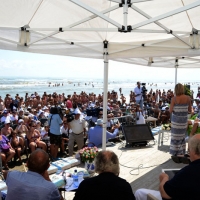 Foto Nicoloro G. 15/08/2013 Cervia ( Ravenna ) Ventunesima edizione di " Cervia, la spiaggia ama il libro " che si conclude il giorno di Ferragosto con il tradizionale sbarco degli scrittori sulla spiaggia davanti al Grand Hotel della cittadina romagnola. nella foto Il pubblico ed Il gruppo di scrittori e giornalisti