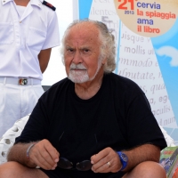 Foto Nicoloro G. 15/08/2013 Cervia ( Ravenna ) Ventunesima edizione di " Cervia, la spiaggia ama il libro " che si conclude il giorno di Ferragosto con il tradizionale sbarco degli scrittori sulla spiaggia davanti al Grand Hotel della cittadina romagnola. nella foto Italo Cucci