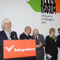 Foto Nicoloro G. 28/03/2011 Bologna Si e' aperta negli spazi della Fiera di Bologna la quarantottesima edizione della " Children Book Fair " la piu' importante fiera internazionale dell' editoria per l' infanzia con la presenza di autori, editori e illustratori di tutto il mondo. nella foto Il discorso di Valerio Massimo Manfredi