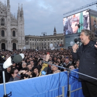 Foto Nicoloro G. 24/03/2010  Milano  Comizio in piazza Duomo di Beppe Grillo che e' in giro in roulotte per chiudere la campagna elettorale regionale. nella foto Beppe Grillo parla di fronte ad una grande folla