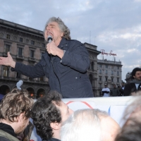 Foto Nicoloro G. 24/03/2010  Milano  Comizio in piazza Duomo di Beppe Grillo che e' in giro in roulotte per chiudere la campagna elettorale regionale. nella foto Beppe Grillo