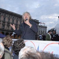 Foto Nicoloro G. 24/03/2010  Milano  Comizio in piazza Duomo di Beppe Grillo che e' in giro in roulotte per chiudere la campagna elettorale regionale. nella foto Beppe Grillo