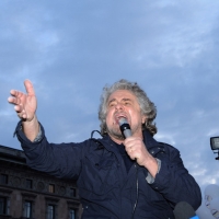 Foto Nicoloro G. 24/03/2010  Milano  Comizio in piazza Duomo di Beppe Grillo che e' in giro in roulotte per chiudere la campagna elettorale regionale. nella foto Beppe Grillo