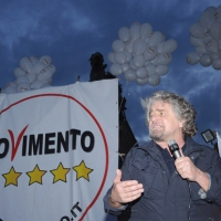 Foto Nicoloro G. 24/03/2010  Milano  Comizio in piazza Duomo di Beppe Grillo che e' in giro in roulotte per chiudere la campagna elettorale regionale. nella foto Beppe Grillo