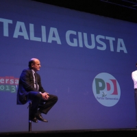 Foto Nicoloro G. 01/02/2013 Firenze Evento di grande importanza, forse unico, che vede insieme in questa campagna elettorale il sindaco di Firenze e il segretario generale del PD. nella foto Pierluigi Bersani – Matteo Renzi    