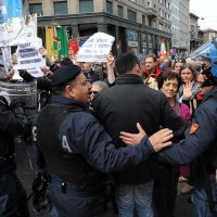 Foto Nicoloro G. 25/04/2012 Milano Commemorazione del XXV Aprile, Festa della Liberazione, con corteo e comizio in piazza Duomo. nella foto Servizio d'ordine della polizia contro la protesta contro Guido Podestà
