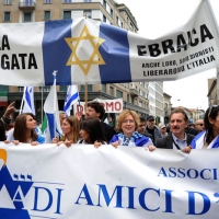 Foto Nicoloro G. 25/04/2012 Milano Commemorazione del XXV Aprile, Festa della Liberazione, con corteo e comizio in piazza Duomo. nella foto Striscione della Brigata Ebraica