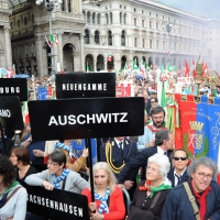Foto Nicoloro G. 25/04/2012 Milano Commemorazione del XXV Aprile, Festa della Liberazione, con corteo e comizio in piazza Duomo. nella foto Cartelli che ricordano i campi di concentramento