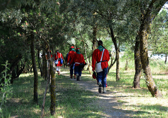 Foto Nicoloro G.  02/06/2014  Ravenna    Nella giornata della Festa della Repubblica si è svolta la commemorazione dell\' anniversario della morte di Giuseppe Garibaldi, avvenuta a Caprera proprio il 2 giugno 1882. nella foto un gruppo di \" garibaldini \" si porta verso il Capanno per le celebrazioni.