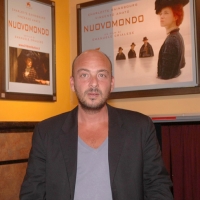 Foto Nicoloro G. 26/09/2006 Milano Incontro con il regista di “Nuovomondo” , Leone d’argento al Festival di Venezia. Uno sguardo indietro ora che il regista sara’ in gara agli Oscar con ” Terraferma “. nella foto Emanuele Crialese