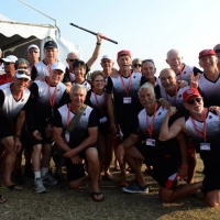 Foto Nicoloro G.  07/09/2014   Ravenna   Giornata conclusiva della nona edizione dell\' IDBF,  Campionati Mondiali per club di Dragon Boat. Partecipano 27 nazioni, 5300 atleti, 129 club che gareggeranno nelle tre categorie Open maschili, femminili e misti. nella foto un equipaggio di atleti senior in posa a ricordo della loro vittoria.