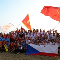 Foto Nicoloro G.  07/09/2014   Ravenna   Giornata conclusiva della nona edizione dell' IDBF,  Campionati Mondiali per club di Dragon Boat. Partecipano 27 nazioni, 5300 atleti, 129 club che gareggeranno nelle tre categorie Open maschili, femminili e misti. nella foto atleti della Repubblica Ceca, della Cina e dell' Ucraina insieme in una foto ricordo.