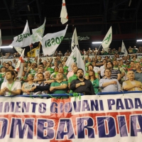 Foto Nicoloro G. 01/07/2012 Assago (Milano) Si e’ concluso al Forum di Assago il Congresso Federale della Lega Nord che ha eletto Roberto Maroni nuovo segretario federale della Lega Nord e ha sancito cosi’ l’ inizio del nuovo corso per il partito. nella foto Folla di partecipanti e striscione
