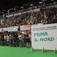 Foto Nicoloro G. 01/07/2012 Assago (Milano) Si e’ concluso al Forum di Assago il Congresso Federale della Lega Nord che ha eletto Roberto Maroni nuovo segretario federale della Lega Nord e ha sancito cosi’ l’ inizio del nuovo corso per il partito. nella foto Folla di partecipanti e striscioni