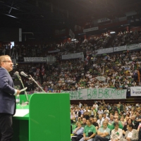 Foto Nicoloro G. 01/07/2012 Assago (Milano) Si e’ concluso al Forum di Assago il Congresso Federale della Lega Nord che ha eletto Roberto Maroni nuovo segretario federale della Lega Nord e ha sancito cosi’ l’ inizio del nuovo corso per il partito. nella foto Roberto Maroni e la grande folla dei partecipanti
