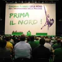 Foto Nicoloro G. 01/07/2012 Assago (Milano) Si e’ concluso al Forum di Assago il Congresso Federale della Lega Nord che ha eletto Roberto Maroni nuovo segretario federale della Lega Nord e ha sancito cosi’ l’ inizio del nuovo corso per il partito. nella foto Roberto Maroni e la grande folla dei partecipanti