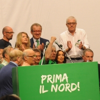 Foto Nicoloro G. 01/07/2012 Assago (Milano) Si e’ concluso al Forum di Assago il Congresso Federale della Lega Nord che ha eletto Roberto Maroni nuovo segretario federale della Lega Nord e ha sancito cosi’ l’ inizio del nuovo corso per il partito. nella foto Umberto Bossi applaudito anche da Roberto Maroni