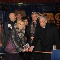 Foto Nicoloro G. 18/12/2010 Bagnacavallo (RA) Due importanti avvenimenti imperniati sull’ Afghanistan nel piccolo comune ravennate. Il primo al teatro Goldoni dove si e’ tenuto un convegno internazionale sul tema ” Afghanistan fra storia e cooperazione “. Il secondo sotto il tendone del Circo della Pace che ha ospitato uno spettacolo dei giovanissimi artisti del Circus for Children di Kabul. A entrambi gli avvenimenti ha partecipato l’ ambasciatore dell’ Afghanistan in Italia Musa Maroofi. nella foto Il sindaco Laura Rossi – l'ambasciatore Musa Maroofi