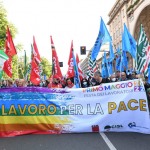 Foto Nicoloro G.   01/05/2022   Milano  Corteo del 1° Maggio all' insegna della Pace e dei Diritti sul Lavoro. nella foto striscioni e bandiere lungo il corteo.