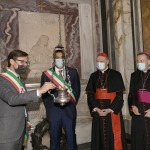 Foto Nicoloro G.   12/09/2021   Ravenna   Questa giornata segna il culmine delle celebrazioni dei 700 anni dalla morte di Dante. nella foto da sinistra il sindaco di Firenze, mentre accende la lampada che arde nella tomba di Dante, il sindaco di Ravenna Michele de Pascale, il cardinale Gianfranco Ravasi e l\' arcivescovo Lorenzo Ghizzoni.