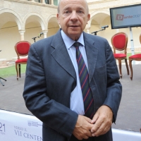 Foto Nicoloro G. 08/09/2011 Ravenna Sotto l’ alto patronato del presidente della Repubblica Italiana si inaugura questa sera negli antichi Chiostri francescani il festival che per tre giorni, 8-9 e 10 settembre, sara’ dedicato a Dante Alighieri, il padre della lingua italiana. E sara’ proprio un convegno sulla lingua delle Costituzioni italiane dal 1848 al 2011 ad aprire la rassegna dantesca. nella foto Gustavo Zagrebelsky