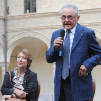 Foto Nicoloro G. 08/09/2011 Ravenna Sotto l’ alto patronato del presidente della Repubblica Italiana si inaugura questa sera negli antichi Chiostri francescani il festival che per tre giorni, 8-9 e 10 settembre, sara’ dedicato a Dante Alighieri, il padre della lingua italiana. E sara’ proprio un convegno sulla lingua delle Costituzioni italiane dal 1848 al 2011 ad aprire la rassegna dantesca. nella foto Nicoletta Maraschi – Lanfranco Gualtieri
