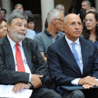Foto Nicoloro G. 08/09/2011 Ravenna Sotto l’ alto patronato del presidente della Repubblica Italiana si inaugura questa sera negli antichi Chiostri francescani il festival che per tre giorni, 8-9 e 10 settembre, sara’ dedicato a Dante Alighieri, il padre della lingua italiana. E sara’ proprio un convegno sulla lingua delle Costituzioni italiane dal 1848 al 2011 ad aprire la rassegna dantesca. nella foto Pierluigi Visci – Antonio Patuelli