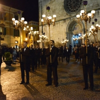 Foto Nicoloro G. 20/04/2014  Sulmona (AQ)  Nel giorno di Pasqua si è svolta la secolare manifestazione " La Madonna che scappa in piazza ", rievocazione dell' incontro tra la Madonna madre e il figlio Gesù risorto. Organizzata dalla Confraternita di S. Maria di Loreto è un misto di devozione religiosa e riti propiziatori. Saranno S. Giovanni e S. Pietro ad annunciare alla Madonna, chiusa nella chiesa di S. Filippo Neri, la Resurrezione di Gesù. Dopo alcuni attimi di incredulità la Madonna vede finalmente il figlio risorto e allora gli corre incontro abbandonando il manto nero da lutto che vestiva. nella foto la Madonna, vestita del manto del lutto, viene portata in processione, la sera della vigilia di Pasqua, nella chiesa di S. Filippo Neri dove riceverà da S. Pietro e S. Giovanni l' annuncio che Cristo è risorto.