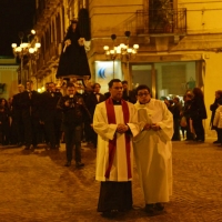 Foto Nicoloro G. 20/04/2014   Sulmona (AQ)  Nel giorno di Pasqua si è svolta la secolare manifestazione " La Madonna che scappa in piazza ", rievocazione dell' incontro tra la Madonna madre e il figlio Gesù risorto. Organizzata dalla Confraternita di S. Maria di Loreto è un misto di devozione religiosa e riti propiziatori. Saranno S. Giovanni e S. Pietro ad annunciare alla Madonna, chiusa nella chiesa di S. Filippo Neri, la Resurrezione di Gesù. Dopo alcuni attimi di incredulità la Madonna vede finalmente il figlio risorto e allora gli corre incontro abbandonando il manto nero da lutto che vestiva. nella foto la Madonna, vestita del manto del lutto, viene portata in processione, la sera della vigilia di Pasqua, nella chiesa di S. Filippo Neri dove riceverà da S. Pietro e S. Giovanni l' annuncio che Cristo è risorto.