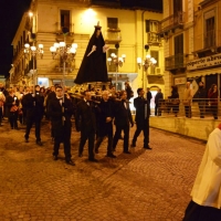 Foto Nicoloro G. 20/04/2014   Sulmona (AQ)  Nel giorno di Pasqua si è svolta la secolare manifestazione " La Madonna che scappa in piazza ", rievocazione dell' incontro tra la Madonna madre e il figlio Gesù risorto. Organizzata dalla Confraternita di S. Maria di Loreto è un misto di devozione religiosa e riti propiziatori. Saranno S. Giovanni e S. Pietro ad annunciare alla Madonna, chiusa nella chiesa di S. Filippo Neri, la Resurrezione di Gesù. Dopo alcuni attimi di incredulità la Madonna vede finalmente il figlio risorto e allora gli corre incontro abbandonando il manto nero da lutto che vestiva. nella foto la Madonna, vestita del manto del lutto, viene portata in processione, la sera della vigilia di Pasqua, nella chiesa di S. Filippo Neri dove riceverà da S. Pietro e S. Giovanni l' annuncio che Cristo è risorto.