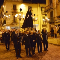 Foto Nicoloro G. 20/04/2014   Sulmona (AQ)  Nel giorno di Pasqua si è svolta la secolare manifestazione " La Madonna che scappa in piazza ", rievocazione dell' incontro tra la Madonna madre e il figlio Gesù risorto. Organizzata dalla Confraternita di S. Maria di Loreto è un misto di devozione religiosa e riti propiziatori. Saranno S. Giovanni e S. Pietro ad annunciare alla Madonna, chiusa nella chiesa di S. Filippo Neri, la Resurrezione di Gesù. Dopo alcuni attimi di incredulità la Madonna vede finalmente il figlio risorto e allora gli corre incontro abbandonando il manto nero da lutto che vestiva. nella foto la Madonna, vestita del manto del lutto, viene portata in processione, la sera della vigilia di Pasqua, nella chiesa di S. Filippo Neri dove riceverà da S. Pietro e S. Giovanni l' annuncio che Cristo è risorto.