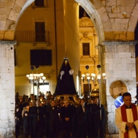 Foto Nicoloro G. 20/04/2014   Sulmona (AQ)  Nel giorno di Pasqua si è svolta la secolare manifestazione " La Madonna che scappa in piazza ", rievocazione dell' incontro tra la Madonna madre e il figlio Gesù risorto. Organizzata dalla Confraternita di S. Maria di Loreto è un misto di devozione religiosa e riti propiziatori. Saranno S. Giovanni e S. Pietro ad annunciare alla Madonna, chiusa nella chiesa di S. Filippo Neri, la Resurrezione di Gesù. Dopo alcuni attimi di incredulità la Madonna vede finalmente il figlio risorto e allora gli corre incontro abbandonando il manto nero da lutto che vestiva. nella foto la Madonna, vestita del manto del lutto, viene portata in processione, la sera della vigilia di Pasqua, nella chiesa di S. Filippo Neri dove riceverà da S. Pietro e S. Giovanni l' annuncio che Cristo è risorto.