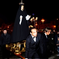 Foto Nicoloro G. 20/04/2014   Sulmona (AQ)  Nel giorno di Pasqua si è svolta la secolare manifestazione " La Madonna che scappa in piazza ", rievocazione dell' incontro tra la Madonna madre e il figlio Gesù risorto. Organizzata dalla Confraternita di S. Maria di Loreto è un misto di devozione religiosa e riti propiziatori. Saranno S. Giovanni e S. Pietro ad annunciare alla Madonna, chiusa nella chiesa di S. Filippo Neri, la Resurrezione di Gesù. Dopo alcuni attimi di incredulità la Madonna vede finalmente il figlio risorto e allora gli corre incontro abbandonando il manto nero da lutto che vestiva. nella foto la Madonna, vestita del manto del lutto, viene portata in processione, la sera della vigilia di Pasqua, nella chiesa di S. Filippo Neri dove riceverà da S. Pietro e S. Giovanni l' annuncio che Cristo è risorto.