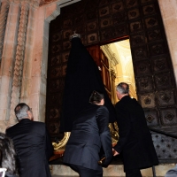 Foto Nicoloro G. 20/04/2014   Sulmona (AQ)  Nel giorno di Pasqua si è svolta la secolare manifestazione " La Madonna che scappa in piazza ", rievocazione dell' incontro tra la Madonna madre e il figlio Gesù risorto. Organizzata dalla Confraternita di S. Maria di Loreto è un misto di devozione religiosa e riti propiziatori. Saranno S. Giovanni e S. Pietro ad annunciare alla Madonna, chiusa nella chiesa di S. Filippo Neri, la Resurrezione di Gesù. Dopo alcuni attimi di incredulità la Madonna vede finalmente il figlio risorto e allora gli corre incontro abbandonando il manto nero da lutto che vestiva. nella foto la Madonna, vestita del manto del lutto, viene portata in processione, la sera della vigilia di Pasqua, nella chiesa di S. Filippo Neri dove riceverà da S. Pietro e S. Giovanni l' annuncio che Cristo è risorto.