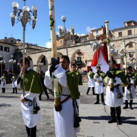 Foto Nicoloro G. 20/04/2014   Sulmona (AQ)  Nel giorno di Pasqua si è svolta la secolare manifestazione " La Madonna che scappa in piazza ", rievocazione dell' incontro tra la Madonna madre e il figlio Gesù risorto. Organizzata dalla Confraternita di S. Maria di Loreto è un misto di devozione religiosa e riti propiziatori. Saranno S. Giovanni e S. Pietro ad annunciare alla Madonna, chiusa nella chiesa di S. Filippo Neri, la Resurrezione di Gesù. Dopo alcuni attimi di incredulità la Madonna vede finalmente il figlio risorto e allora gli corre incontro abbandonando il manto nero da lutto che vestiva. nella foto gli adepti della Confraternita in corteo.