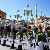Foto Nicoloro G. 20/04/2014   Sulmona (AQ)  Nel giorno di Pasqua si è svolta la secolare manifestazione " La Madonna che scappa in piazza ", rievocazione dell' incontro tra la Madonna madre e il figlio Gesù risorto. Organizzata dalla Confraternita di S. Maria di Loreto è un misto di devozione religiosa e riti propiziatori. Saranno S. Giovanni e S. Pietro ad annunciare alla Madonna, chiusa nella chiesa di S. Filippo Neri, la Resurrezione di Gesù. Dopo alcuni attimi di incredulità la Madonna vede finalmente il figlio risorto e allora gli corre incontro abbandonando il manto nero da lutto che vestiva. nella foto gli adepti della Confraternita in corteo.